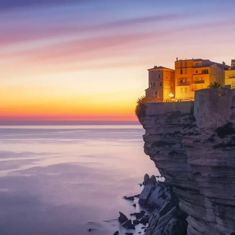 Une villa sur une falaise