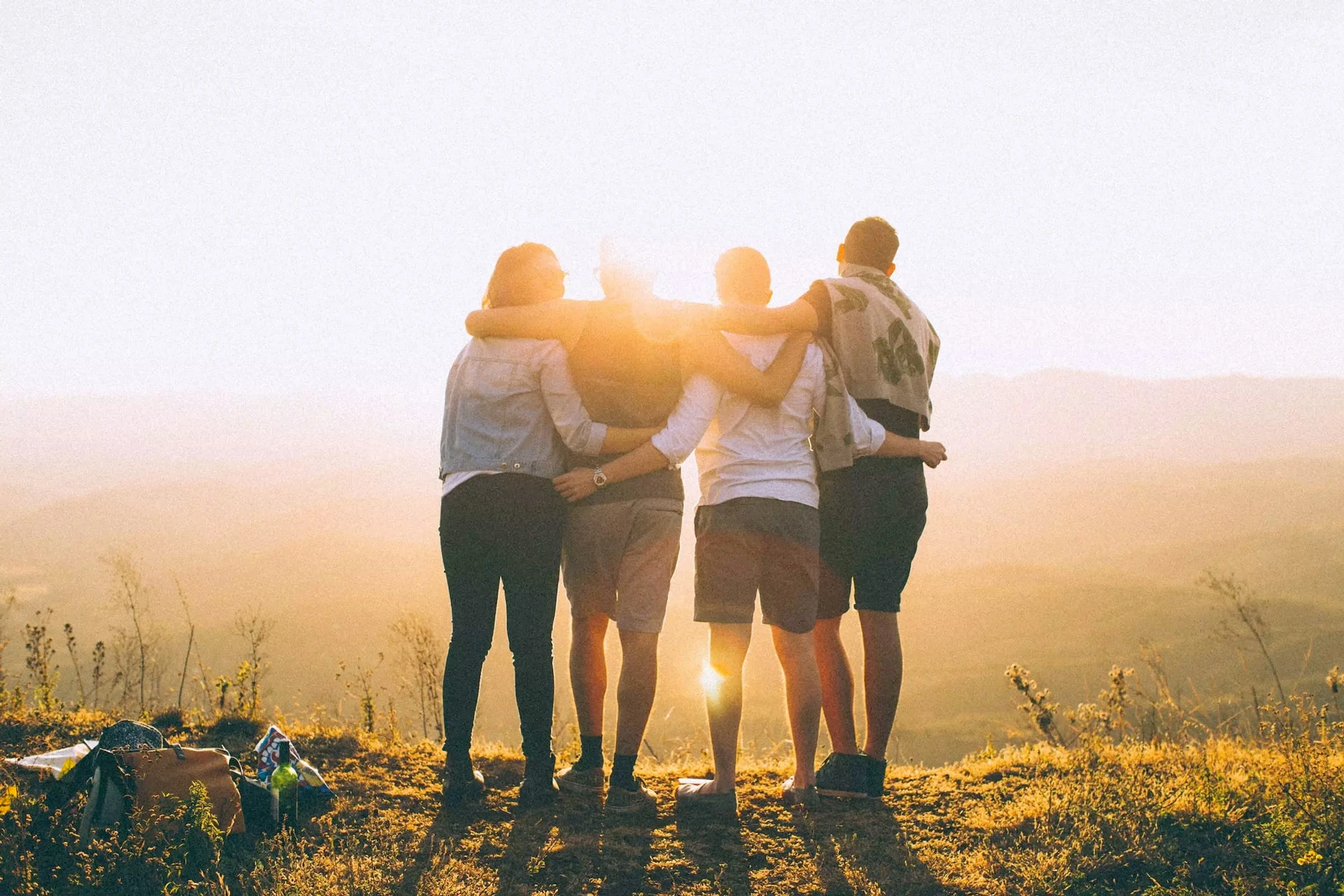 Un groupe d'amis qui regardent le soleil