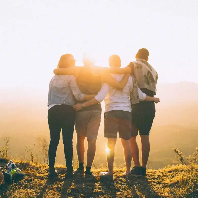 Un groupe d'amis qui regardent le soleil
